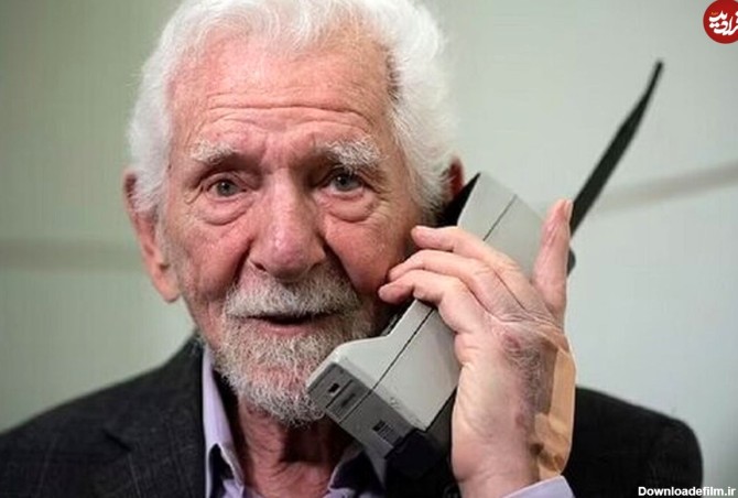 عکس) اولین موبایل جهان در دست مخترعی که حالا ۹۴ ساله است