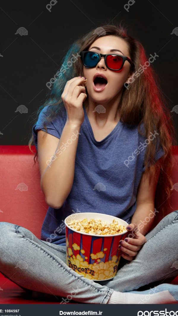 دختر زیبا به تماشای فیلم با عینک و غذا خوردن. 1084597