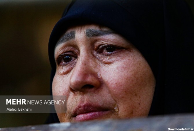 عکس/ اشک های مردم قم در غربت تدفین شهید گمنام