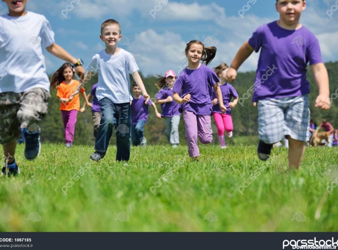 گروه بچه های شاد در پارک طبیعت در فضای باز سرگرم می شوند 1067185