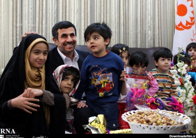 عکس/ احمدی‌نژاد در کنار بچه‌های یتیم‌خانه - جهان نيوز