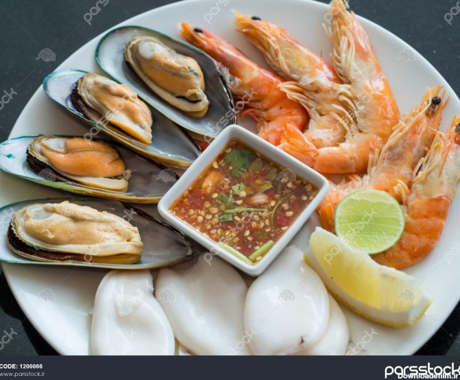 بشقاب دریایی از جمله میگو و ماهی مرکب و صدف و سس غذاهای تایلندی ...