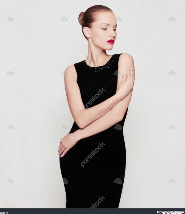 عکس مد از زن جوان زیبا در یک لباس سیاه لباس سیاه و سفید با لب قرمز ...