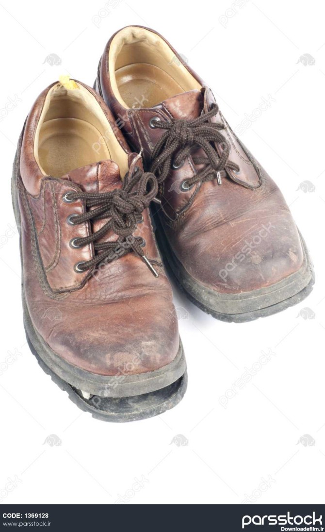 کفش های قدیمی جدا شده در سفید 1369128