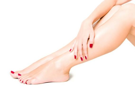پاهای زن زیبا مهتری با پدیکور قرمز جدا شده در پس زمینه سفید 1181941