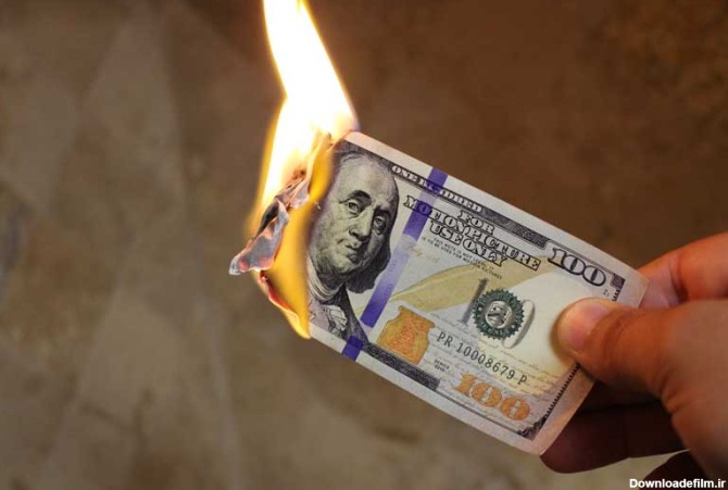 تصویر سوزاندن اسکناس 100 دلاری