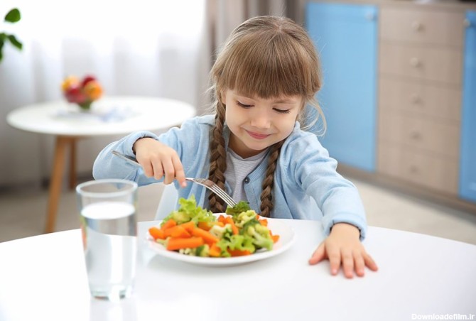 تغذیه سالم برای کودکان - کودک در حال خوردن غذای سالم