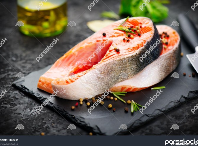 ماهی سالمون استیک ماهی قزل آلا خام ماهی قزل آلا با گیاهان و لیمو و ...