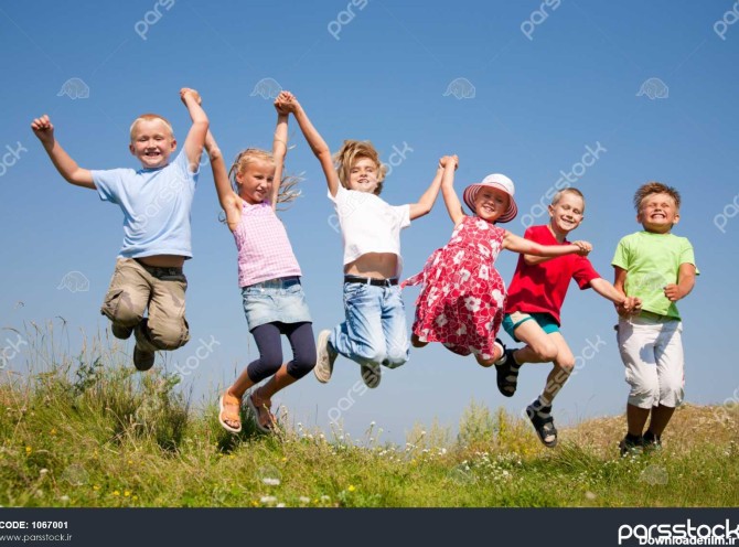 گروه بچه های شادی که روی چمنزار تابستانی مقابل آسمان آبی می ...