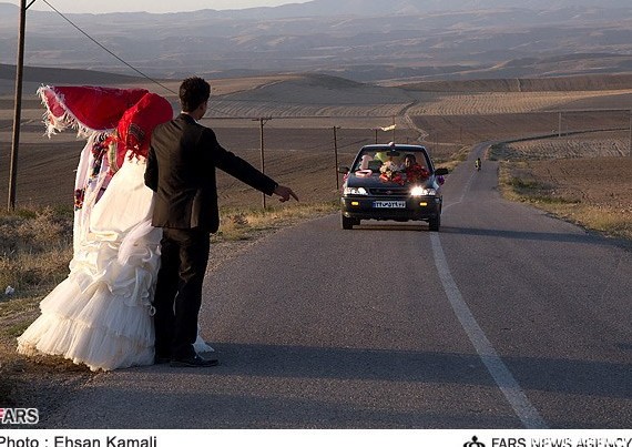 عروس و داماد تنها در بیابان منتظر ماشین +عکس