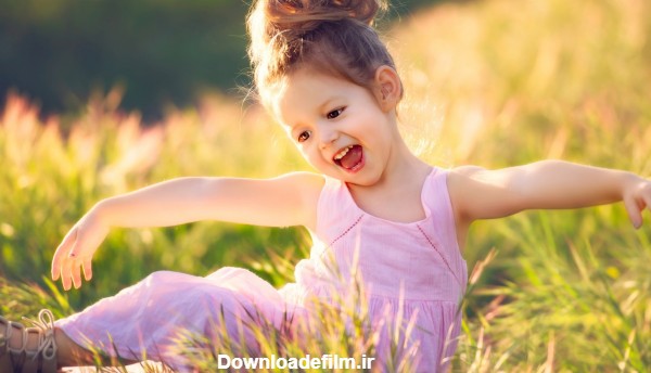 دختر بچه شاد و خوشحال در طبیعت girl happy nature wallpaper