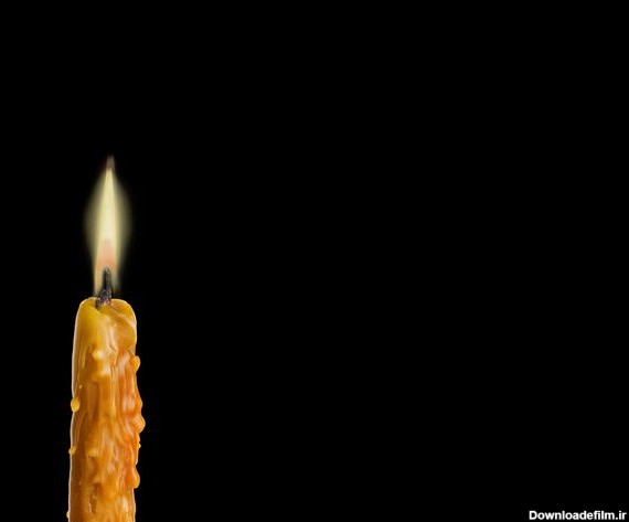 شمع نزدیک در یک پس زمینه سیاه و سفید 1421623