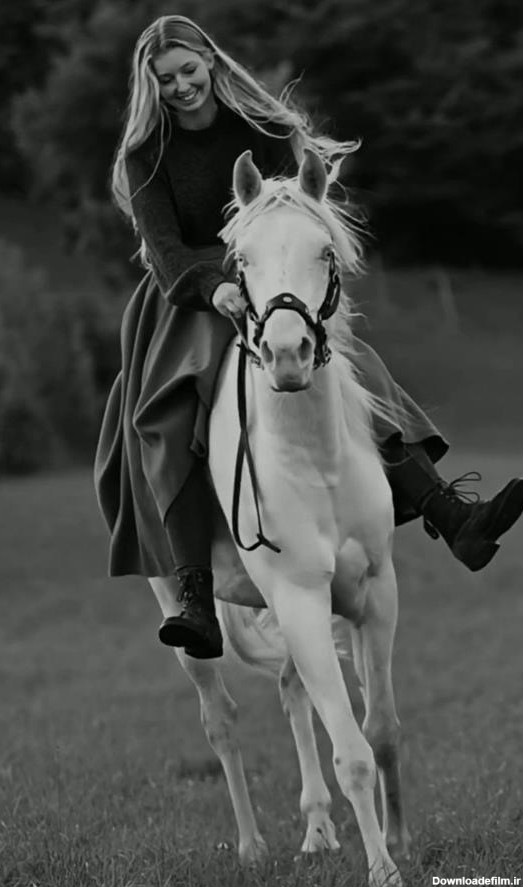 عکس دختر با اسب سفید برای پروفایل