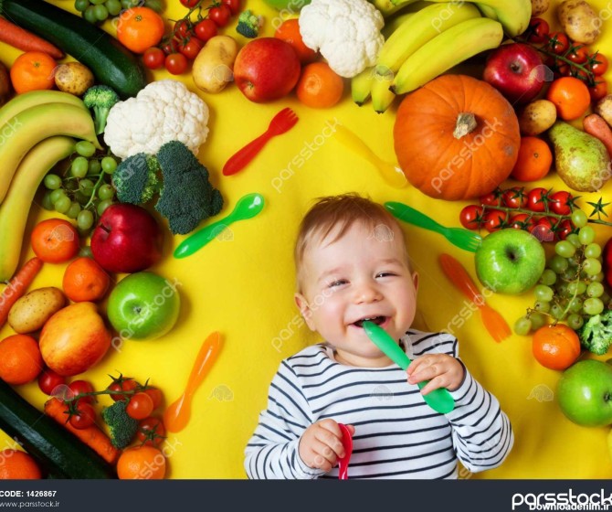 کودک اطراف با میوه ها و سبزیجات روی پتو زرد تغذیه سالم کودک 1426867