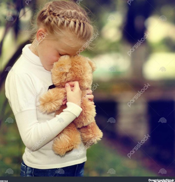 دختر غمگین با خرس عروسکی 1306144