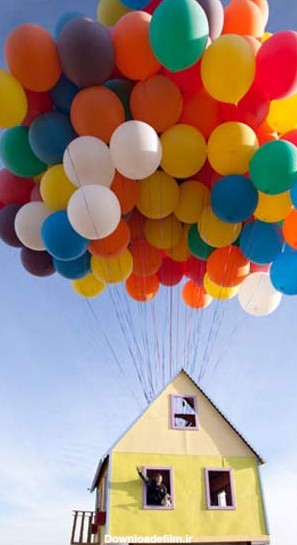 تصاویر پرواز یک خانه مسکونی!/ 300 بادکنک یک خانه را به آسمان بردند ...