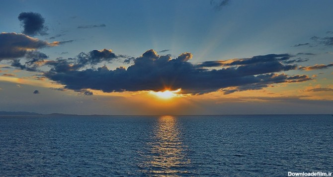 تصویر غروب آفتاب با ابر و دریای آرام | پیکفری