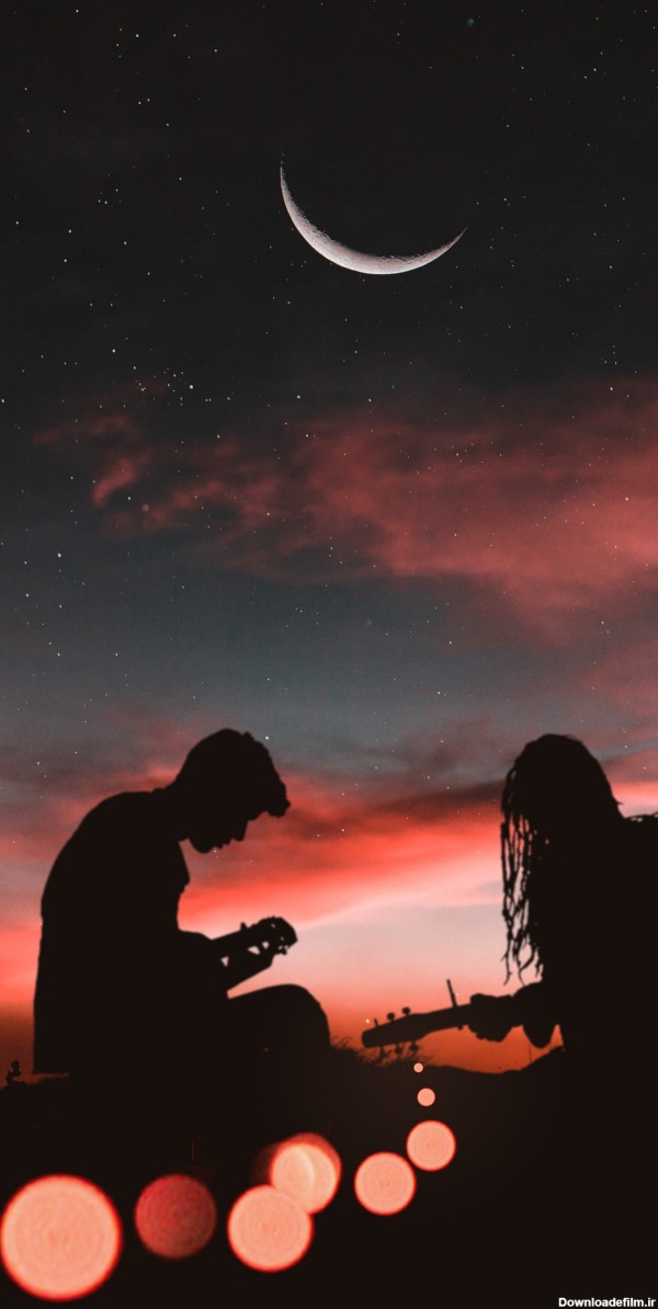عکس زمینه پسر و دختر در حال نواختن گیتار در شب پس زمینه