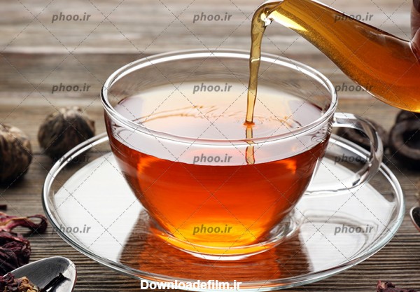 عکس قوری از چای گیاهی در حال ریختن در فنجان – عکس با کیفیت و ...