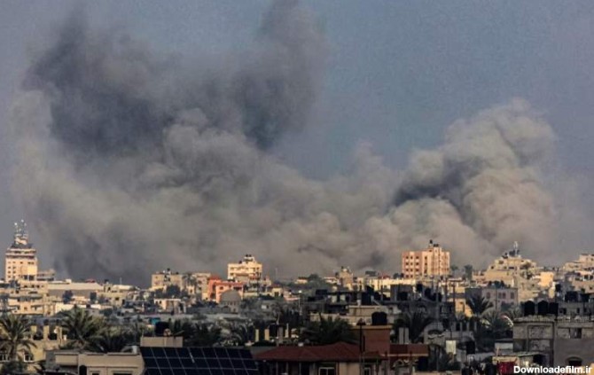 دود ناشی از بمباران منطقه رفح در جنوب نوار غزه - امروز دوشنبه، ۴ دی