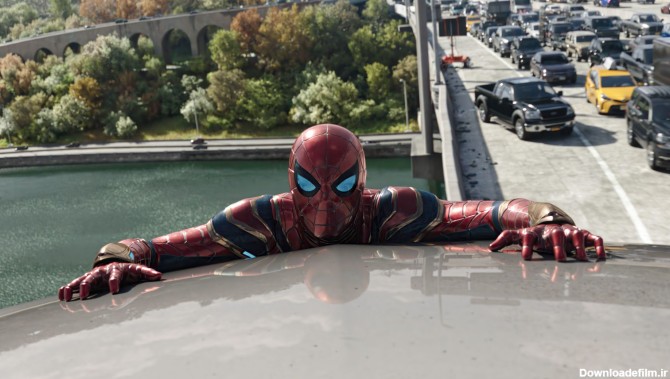 مرد عنکبوتی چسبیده به ماشین در فیلم Spider-Man: No Way Home