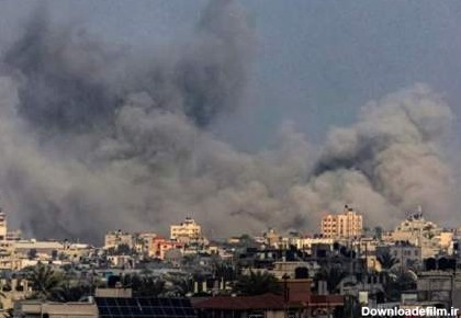 دود ناشی از بمباران منطقه رفح در جنوب نوار غزه - امروز دوشنبه، ۴ دی