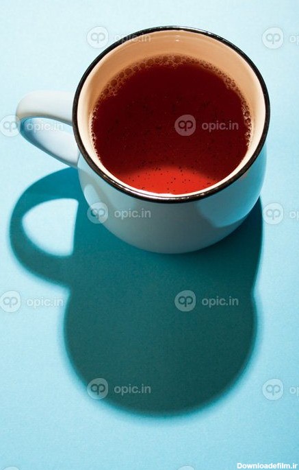 دانلود عکس یک فنجان چای سیاه در پس زمینه آبی زیر روشن | اوپیک