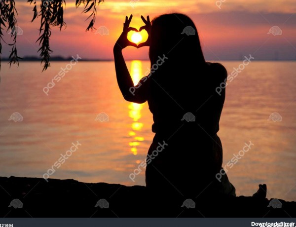 شبح یک دختر در یک لباس در ساحل در غروب آفتاب 1421694