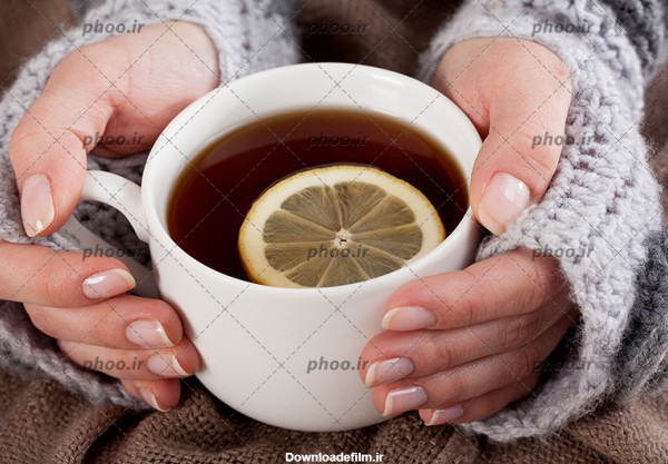 عکس با کیفیت فنجان چای با یک تیکه لیمو در فنجان در دست زن – عکس با ...