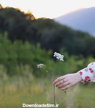110 عکس دست دختر برای پروفایل با گل و منظره + متن دست هایت - دلبرانه