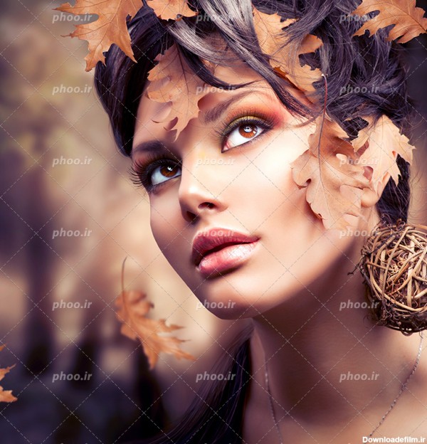 عکس با کیفیت زن با چهره ی نچرال زیبا و موهای مشکی تزئین شده با برگ ...