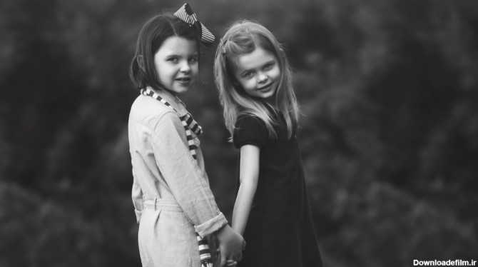 تصویر سیاه و سفید دوخواهر