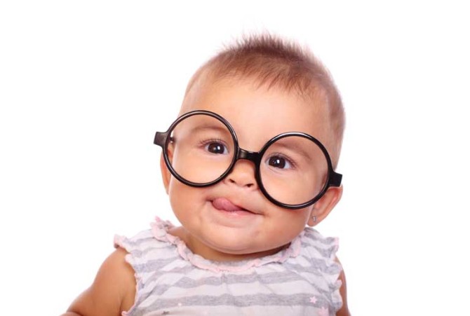 دانلود تصویر با کیفیت نوزاد بازیگوش و عینکی