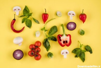 دانلود عکس نمای بالا در پس زمینه زرد چیده شده غذای غذاهای ایتالیایی