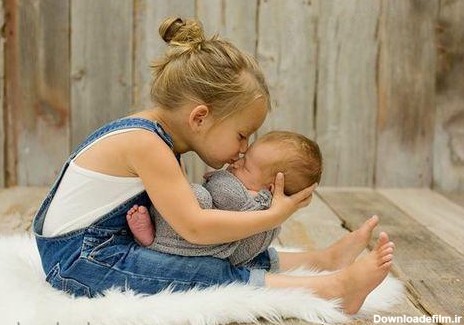 ایده عکس نوزاد در منزل با خواهر و برادر مدل بوسه - چندماهمه