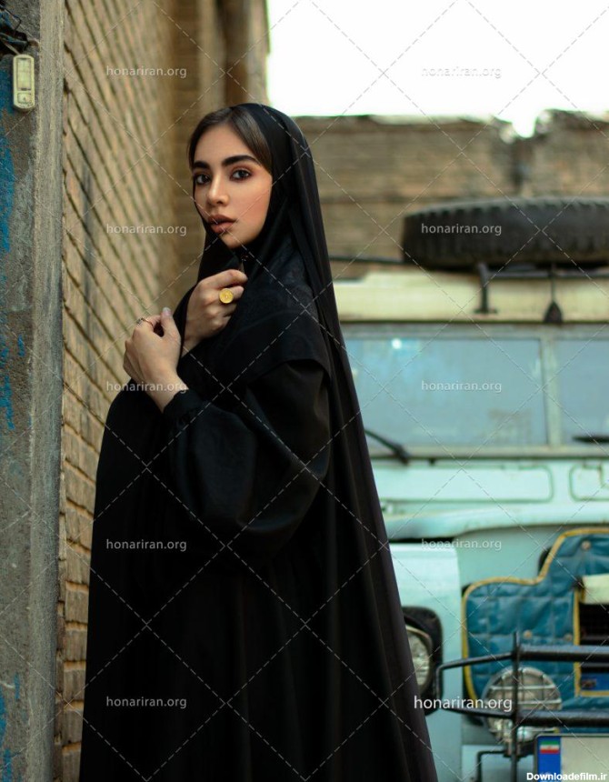 عکس با کیفیت زن زیبا با چادر مشکی - نمایشگاه هنر ایران