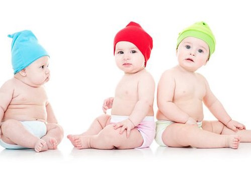 عکس با کیفیت از نوزادان بامزه چشم رنگی با کلاه های رنگارنگ