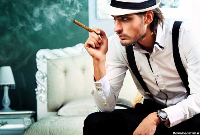 عکس از مرد ریش دار با سیگار برگ