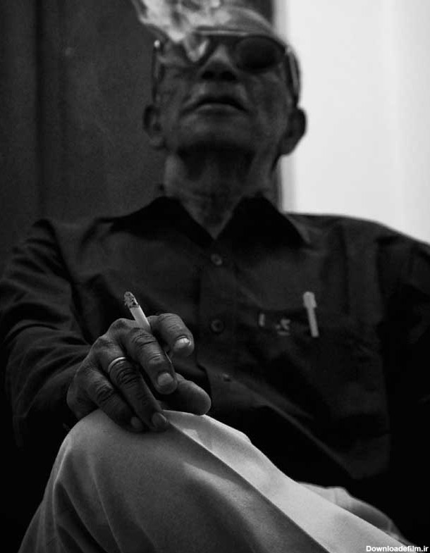 تصویر گرافیکی سیگار کشیدن پیرمرد | تیک طرح مرجع گرافیک ایران