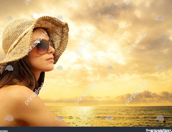 دختر در ساحل هنگام غروب آفتاب 1503805