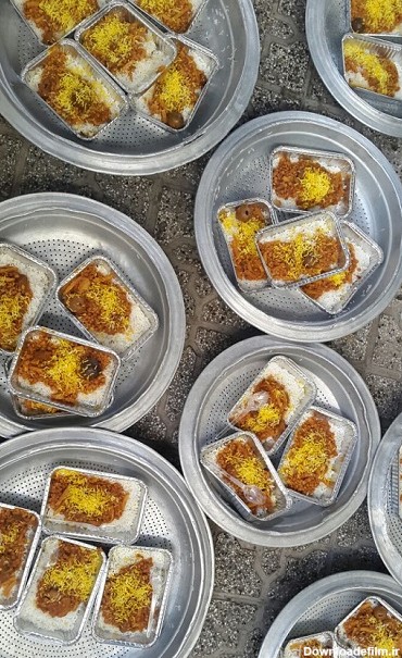 توزیع غذای نذری از سوی خبرنگاران تهرانی+ تصاویر