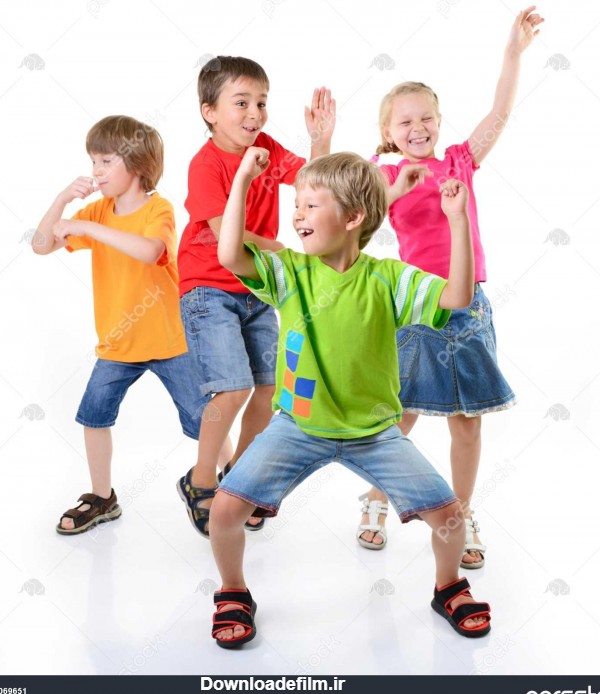 کودکان شاد رقص در یک پس زمینه سفید، زندگی سالم ، با هم بچه ها و ...