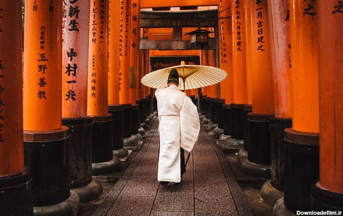 مردی با لباس سنتی ژاپنی در گذرگاه یک معبد