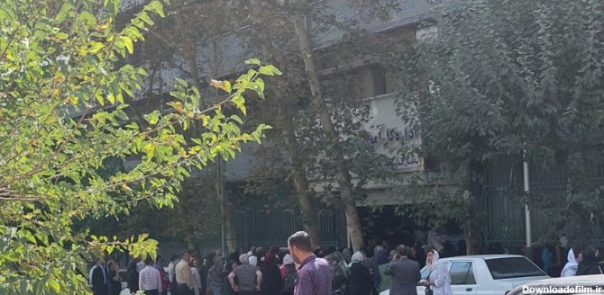 تجمع والدین دبیرستان دخترانه معروف تهران مقابل آموزش‌وپرورش؛ چرا مدیر مدرسه را تغییر دادید؟/ عکس