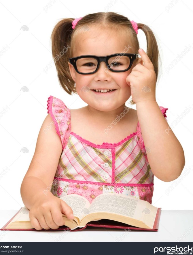دختر بچه ناز از عینک است کوه در می رم بر صفحات کتاب ، جدا شده در ...