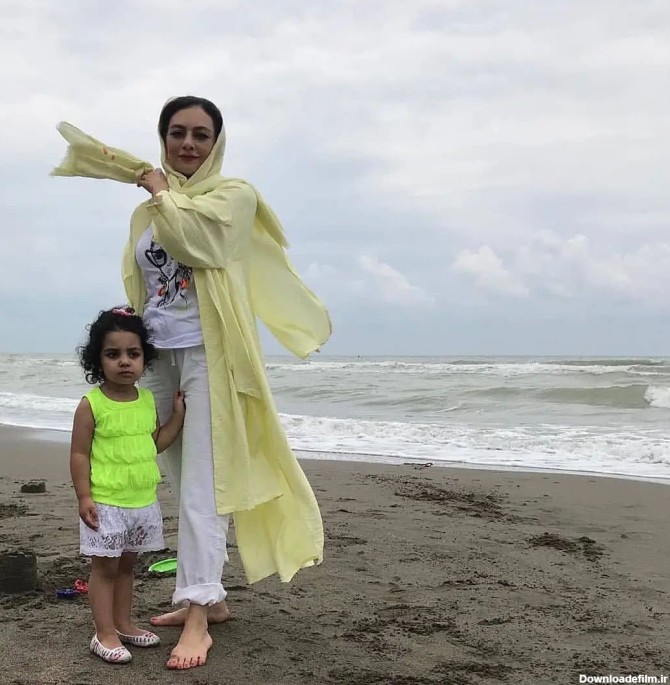 یکتا ناصر با لباس خوش رنگ در ساحل دریا ! + عکس