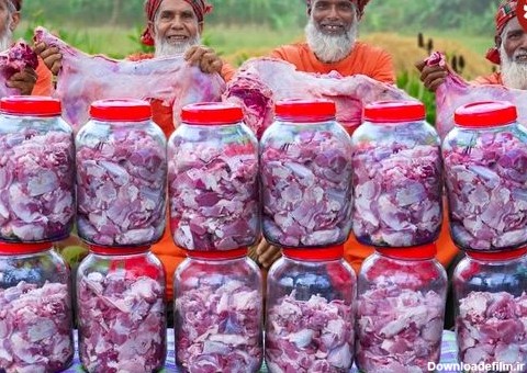(ویدئو) غذای روستایی؛ پخت گوشت گوسفند در ظروف شیشه ای توسط این 4 پدربزرگ هندی
