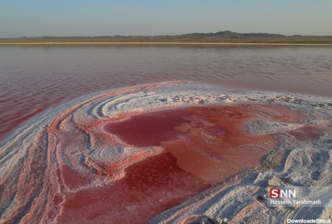 دریاچه نمک حوض سلطان به رنگ سرخ