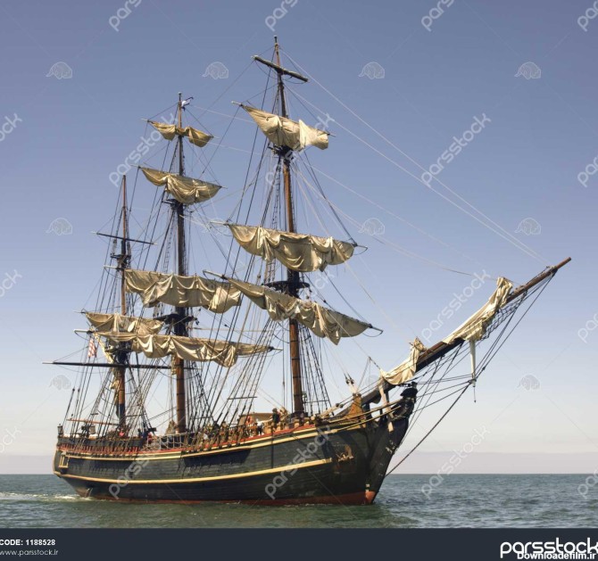کشتی به سبک دزدان دریایی در حال حرکت در دریاهای آزاد 1188528