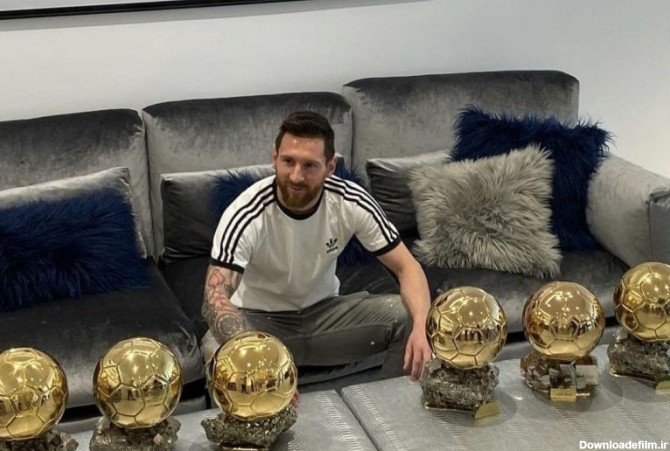 عکس؛ تشکر مسی از فرانس فوتبال با نشستن در کنار 6 توپ طلا